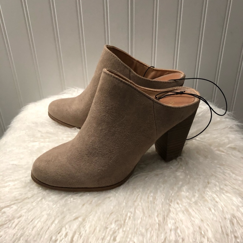 Brand New! Never Worn! Express tan slides